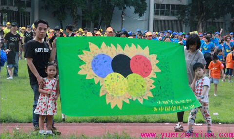 奥运冠军杨景辉代表中国队接受“三公仔•爱子有方万人亲子真人画”祝福