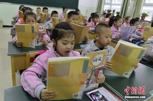 资料图：新疆乌鲁木齐市第133小学，一年级的学生朗诵语文课文。中新社记者 刘新 摄