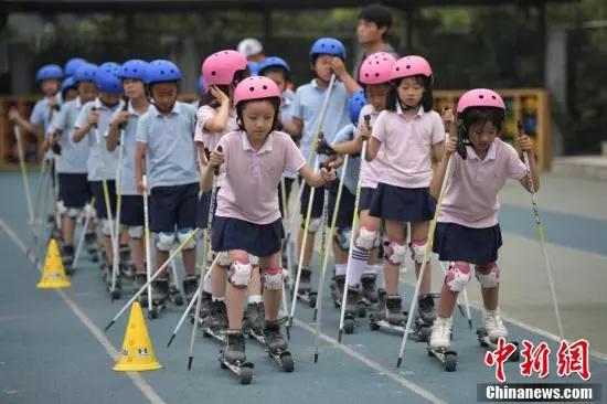 资料图：北京市中关村第三小学的学生们在校园内体验旱地越野滑雪。中新社记者 崔楠 摄