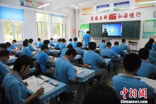 致力于学生良好习惯的培养。图为兴隆台区兴隆中学课堂上悬挂醒目的“厚德自强 弘毅健行”。　沈殿成　摄