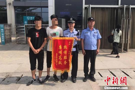 吴先生赠送一面锦旗感谢梧州南站派出所。警方供图