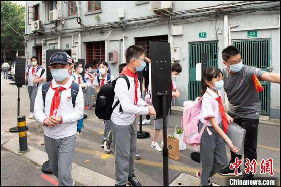 学生有序入校，老师加强引导。向阳小学供图