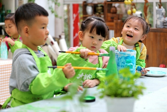 10月29日，安徽省全椒县庄曹大地幼儿园的小朋友用废弃瓶子制作彩绘花瓶。新华社